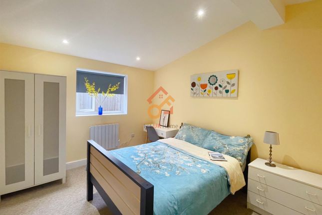 33, Derwent Avenue, Kingston Vale, London photo 3