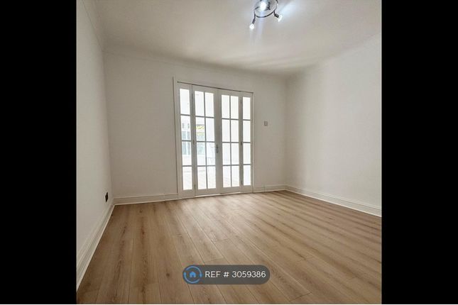 Scriven Court, Willen, Milton Keynes photo 5