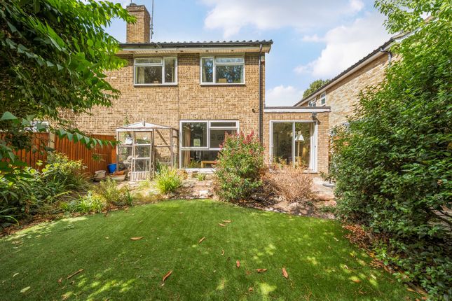 7, Graylands Close, Woking photo 4
