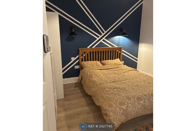 Room 4 - Upstairs Ensuite