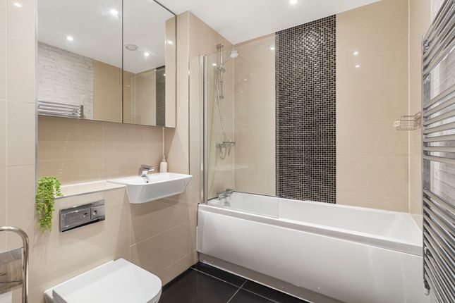 Thumbnail Flat to rent in Lakeside Drive, Park Royal, London