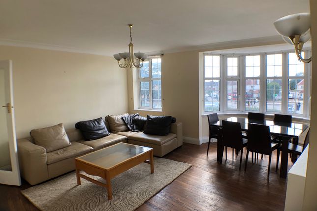 Flat to rent in The Burroughs, London