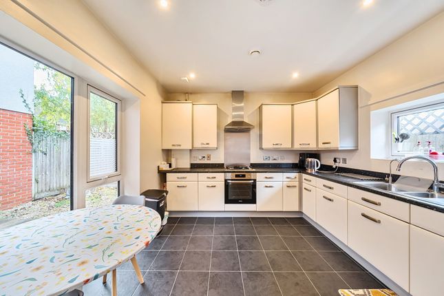 13, Pelican Drive, Harrow photo 3