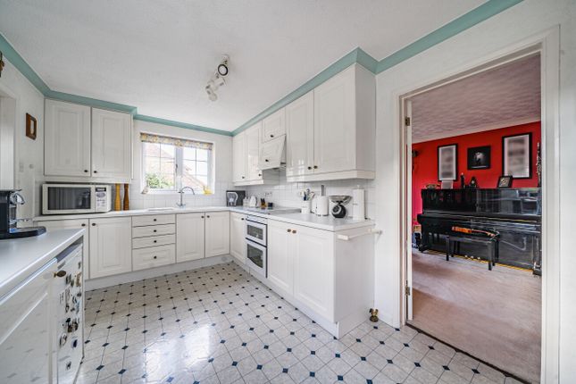 1, Aspen Gardens, Hampshire photo 4