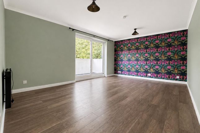 5 St. Helens House, Frogmore, Fareham photo 3
