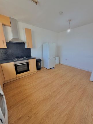 Flat 2, 942 Eastern Avenue, Ilford photo 2