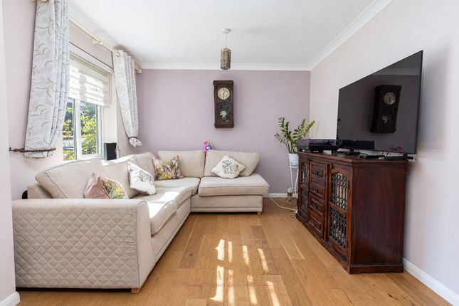 5 The Acorns, Crawley photo 4