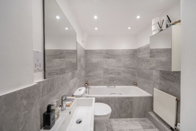 First Floor Flat, 221 Archway Road, London photo 4