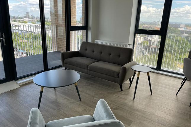 Flat to rent in Baronet House, 9 Lakeside Drive, London