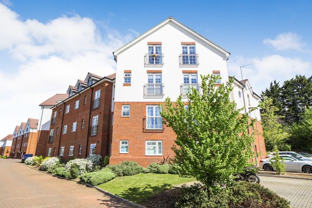 Flat to rent in Lower Luton Road, Harpenden