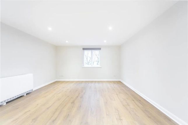 Flat 7, Cousins Court, London photo 3