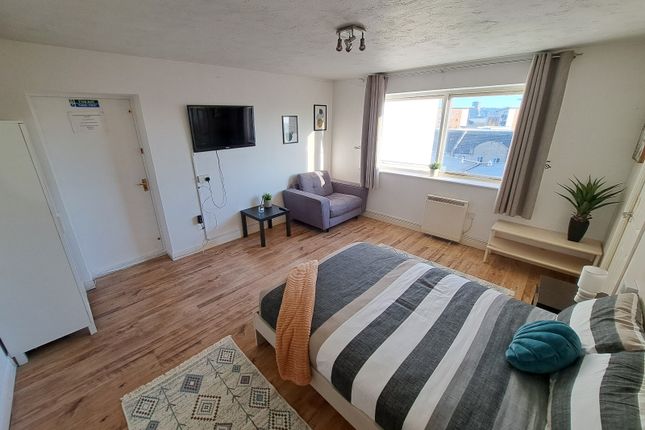 27, Fishguard Way, London photo 3