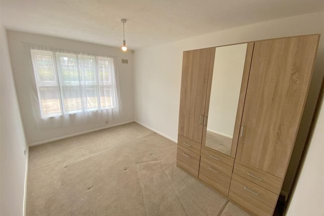 Flat to rent in Taylor Close, Hounslow