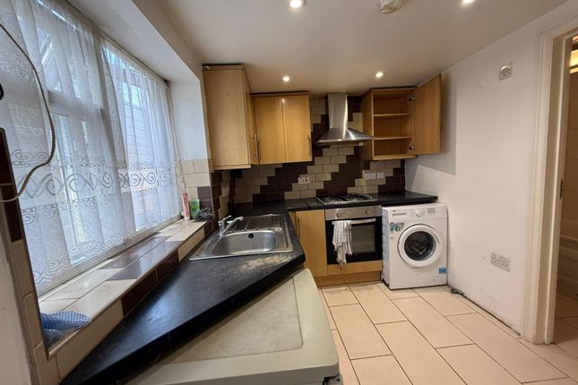 One Bedroom Ground Floor Flat Close To Ilford Station- Â£1400
