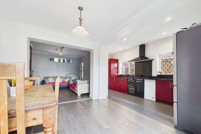 6 Wendover Way, Reading photo 4