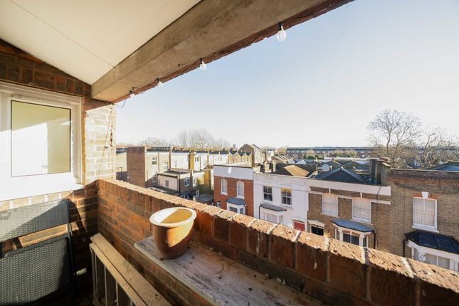 Flat for sale in Duncombe Road, London