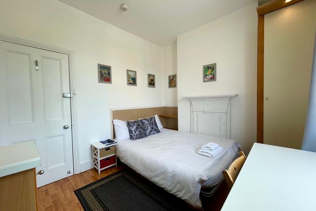 Flat 400, 116, Fulham Palace Road, Hammersmith photo 4