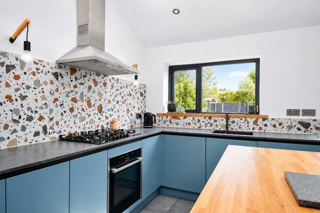2, Lee Crescent, Wakefield photo 4