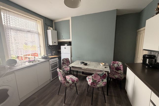 176, Birch Lane, Bradford photo 5