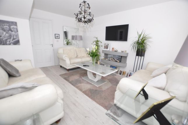 15, Maes Elen, Carmarthen photo 2