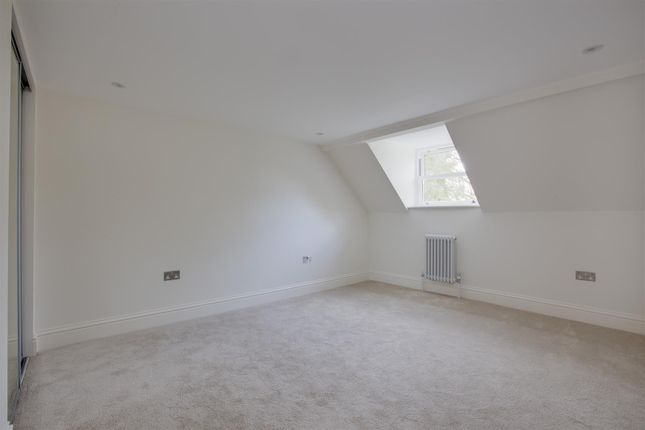 Flat for sale in London Road, Loudwater, High Wycombe