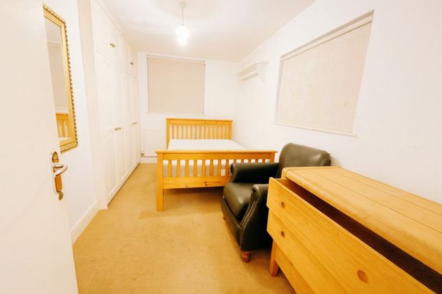 Salcott Road, London photo 3