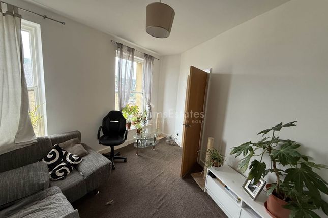Flat 32 Howgate House, Wellington Road, Dewsbury photo 2