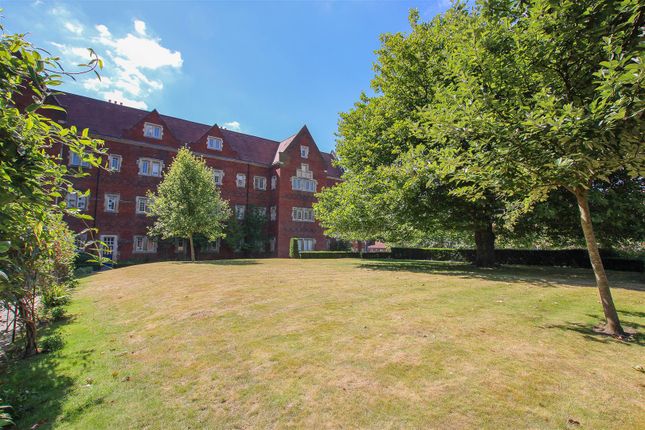 Penthouse North, London Court, The Galleries, Brentwood photo 3