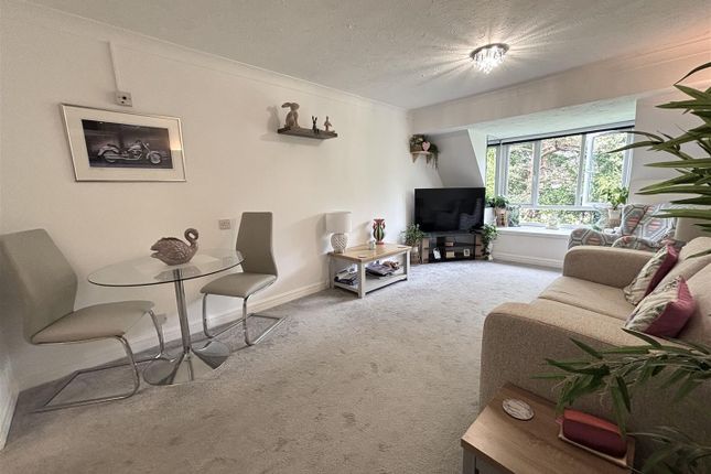 27 Lynwood, Victoria Road, Wilmslow photo 3