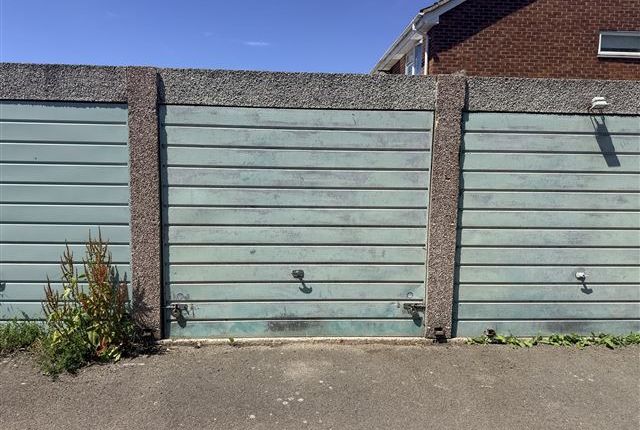 Garage, Vancouver Road Durrington, Worthing photo 3