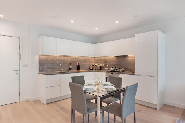 Flat to rent in Pendant Court, Royal Wharf, London