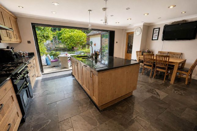 Woodlands, Willow Close, Brentwood photo 2