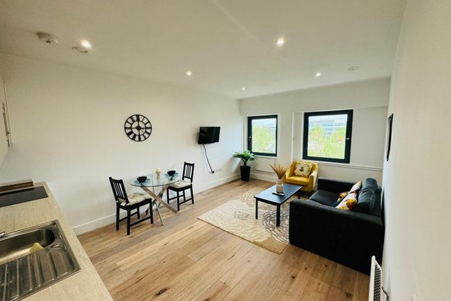 12, Mondial Way, Hayes photo 4