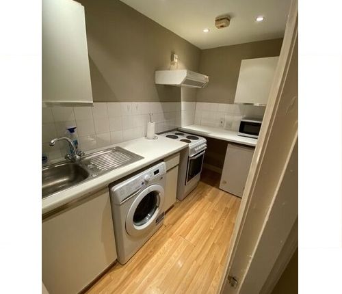 Flat to rent in Bedford Hill, London