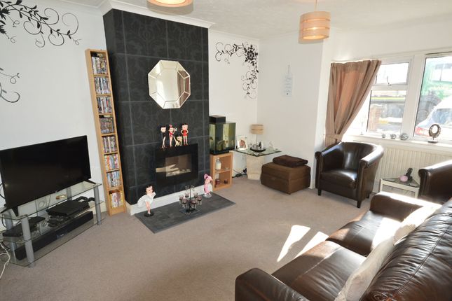 18, Ashby Avenue, Chessington photo 4