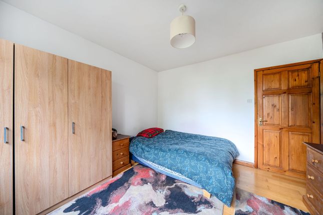 Tunworth Crescent, Roehampton photo 4