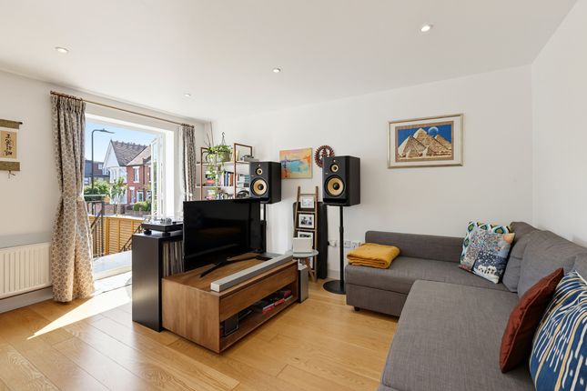 Flat 2 Chasholl, Ealing photo 4