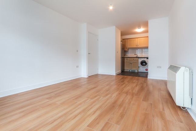 Flat for sale in Eastern Avenue, Ilford, Essex