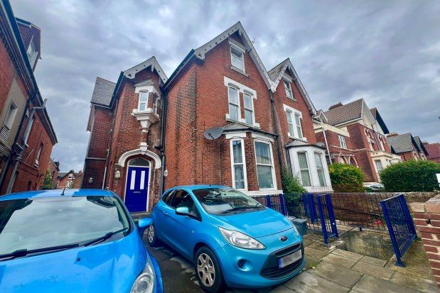 Thumbnail Flat to rent in 61 Victoria Road North, Southsea