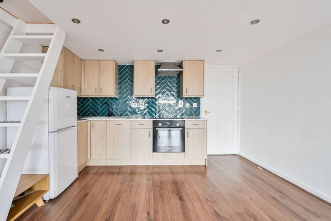 Flat for sale in Bracknell Close N22, Wood Green, London,