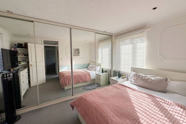 33 Linton Gardens, London photo 5