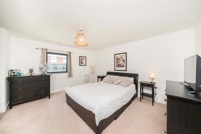Flat 12, 56A, Lant Street, London photo 4