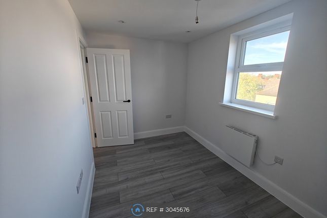 Flat, A Queens Road, New Malden photo 3