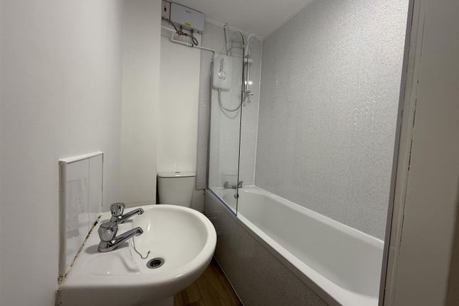 Flat 6, Rathkerr Court, Grantham photo 5