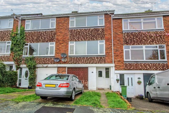 Town house for sale in Kingley Close, Wickford