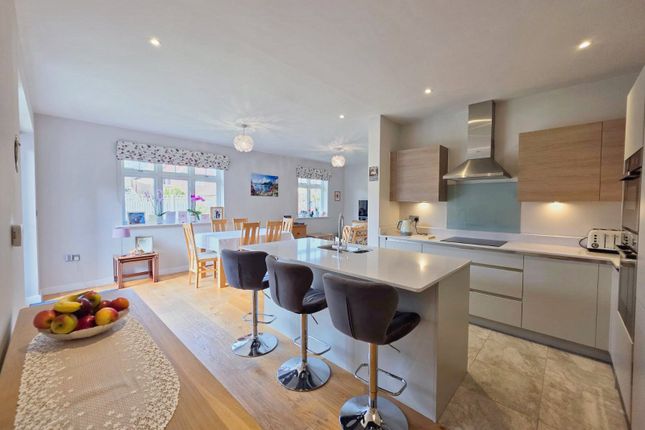 4, Astor Gardens, Horley photo 2