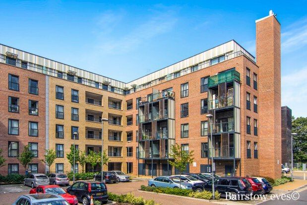 Flat to rent in Wave Court, Romford