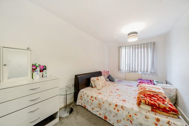 Flat for sale in Fabian Bell Tower, Pancras Way, Bow
