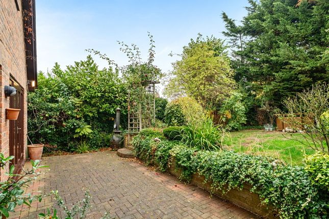 Dunsmore Close, Bushey photo 3