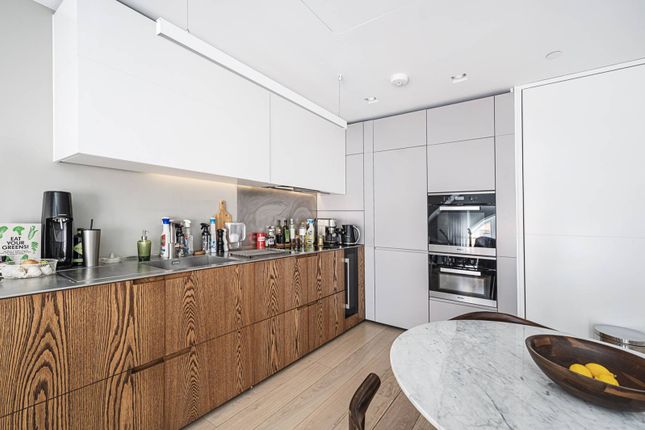 Flat to rent in Bartholomew Close, Barbican, London